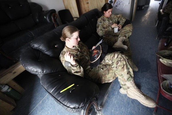 Khoác trên mình bộ quân phục dũng mãnh nhưng các nữ quân nhân này vẫn là những cô gái thực thụ. Ảnh chụp Hạ sĩ nghiệp vụ Nichole Derk đang đan chữ thập.